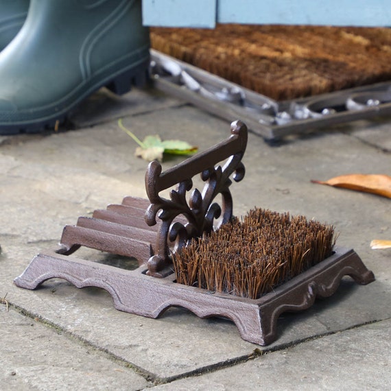 Outdoor Boot Brush & Shoe Scraper 2.7kg Recycled Cast Iron Shoe Brush  Doormat With Natural Coir Fibre Bristles Christmas Garden Gift 