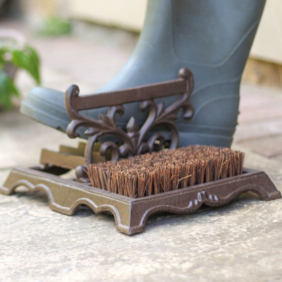 Outdoor Boot Brush & Shoe Scraper 2.7kg Recycled Cast Iron Shoe Brush  Doormat With Natural Coir Fibre Bristles Christmas Garden Gift 