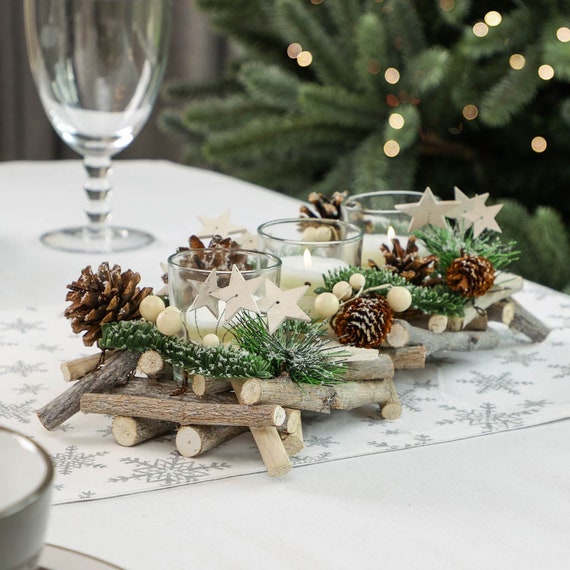 Centre de table Noël : bougies naturelles et décorations en bois