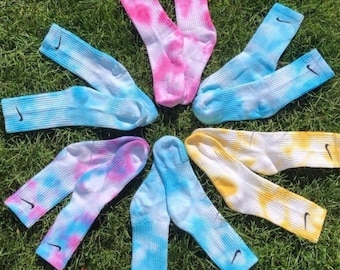 Meias Nike tie-dye feitas sob encomenda.