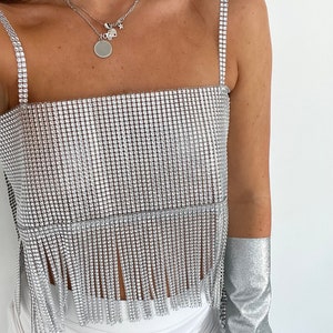 Top brillante hecho a mano con diamantes de imitación.