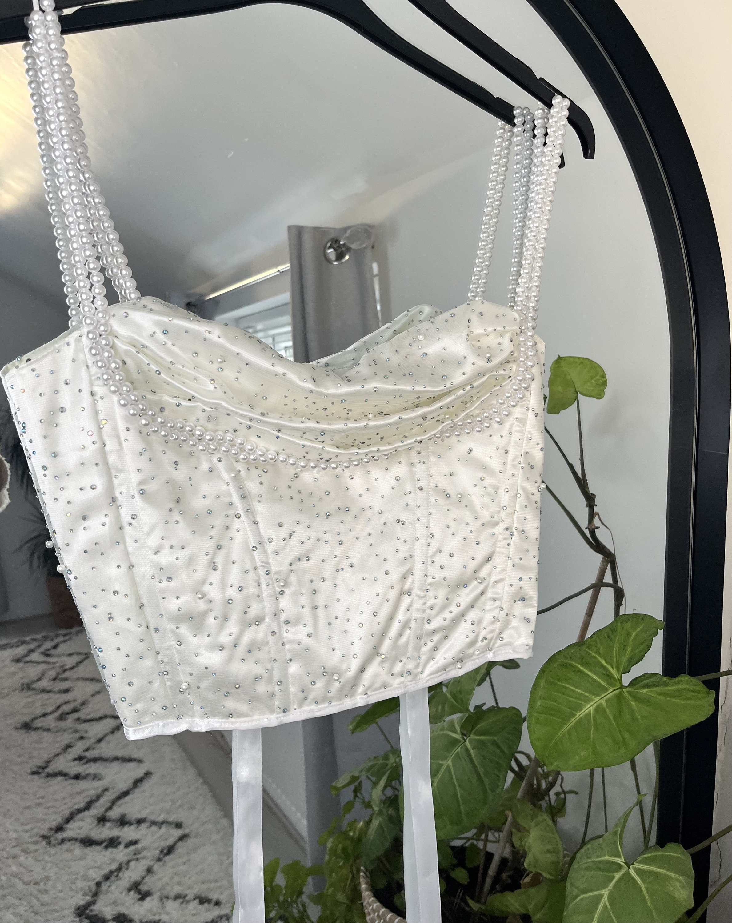 Woeoe Rhinestone Corset Bustier Crop Top White Diamond Bra Nightclub Rave Rhinestone  Tops Jewelry for Women, White, 36B : : Clothing, Shoes &  Accessories