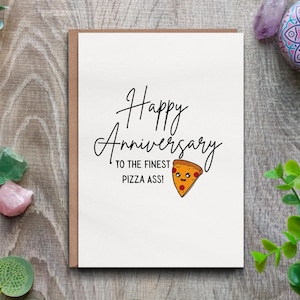Zabawna kartka rocznicowa - Wesoła rocznica Finest Pizza Ass - słodkie życzenia miłosne dla chłopaka i dziewczyny