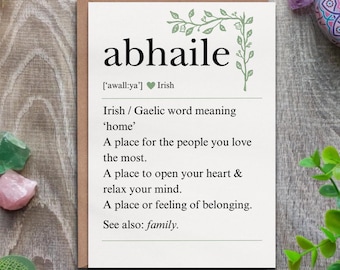 Irlandzka kartka na parapetówkę - definicja Gaeilge Abhaile i kwiatowy wzór boho
