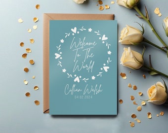 Cadeau personnalisé pour nouveau-né garçon – Carte souvenir de bienvenue dans le monde. Motif floral bleu et blanc. Nom et date de naissance du bébé.