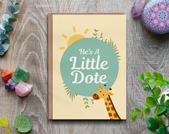 Nieuwe wenskaart voor babyjongen. Ierse kaart 'Little Dote'. Ontwerp met wilde dieren.