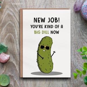 Tarjeta de felicitaciones por nuevo trabajo. Tarjeta de humor con gran eneldo. Regalo perfecto para el trabajo.