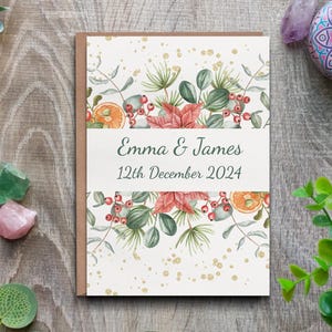 Gepersonaliseerde wintertrouwkaart, winterbessen en luxe bloemenontwerp, trouwdagkaart, kerstbruiloft, elegante bloementrouwkaart