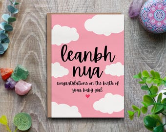 Nieuwe babymeisjeskaart Ierse taal: Leanbh Nua, gefeliciteerd