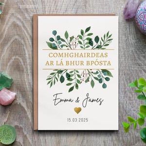 Carte de mariage irlandaise personnalisée - Carte de félicitations de luxe florale et dorée. Personnalisé avec le nom du couple et la date du mariage.