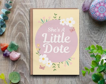 Nieuwe wenskaart voor babymeisje. Ierse kaart 'Little Dote'. Ontwerp met bloemen en vlinders.