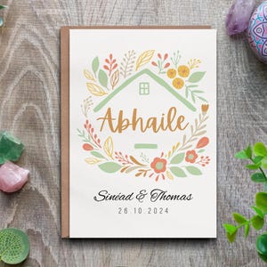 Gepersonaliseerde Ierse nieuwe huiskaart Abhaile-kaart met bloemen in Gaeilge Aangepaste naamdatum