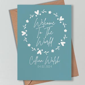 Tarjeta de bienvenida al mundo personalizada para bebé varón. Diseño floral azul y blanco. Nombre del bebé y fecha de nacimiento.