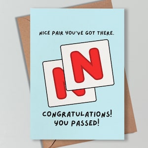 Gefeliciteerd kaart - mooie paar N Plates-wenskaart. Je hebt het gedaan. Grappige kaart gefeliciteerd met je rijexamen. Je bent geslaagd, goed gedaan-kaart. 5 x 7 inch