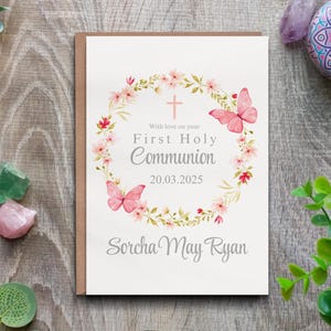 Tarjeta de primera comunión: tarjeta de felicitación personalizada con mariposa floral rosa para niñas.