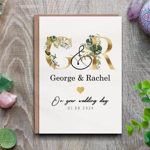 Cartão de casamento personalizado com iniciais - Design floral dourado luxuoso com nome e data do casamento personalizados.