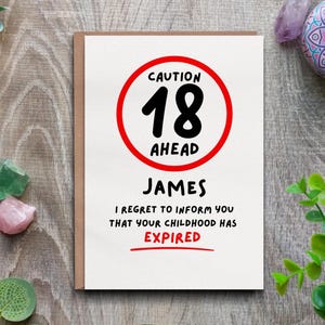 Tarjeta de 18 cumpleaños, Precaución: 18 años por delante, Cualquier tarjeta con nombre, Tarjeta de feliz 18 cumpleaños para él, Tarjeta personalizada de 18 cumpleaños, Tarjeta personalizada de 18 cumpleaños