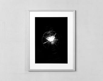 Impresión de escalera oscura y dramática, fotografía arquitectónica en blanco y negro, arte mural imprimible de gran tamaño