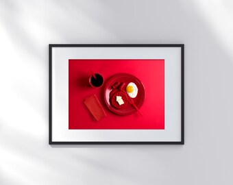 Impresión de desayuno rojo, fotografía gastronómica monocromática, huevo waffle y café, arte mural imprimible grande.