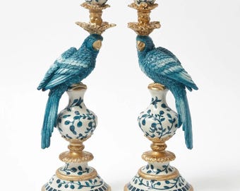 Paire de bougeoirs perroquet bleus - Décoration d'oiseau en polystone peinte à la main (40 cm)