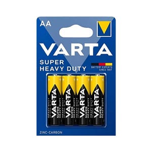 Op de afbeelding: Een blauw en wit pakket VARTA Super Heavy Duty AA-batterijen. Het pakket bevat vier gele en zwarte batterijen. De tekst "VARTA" staat op de verpakking en de batterijen.