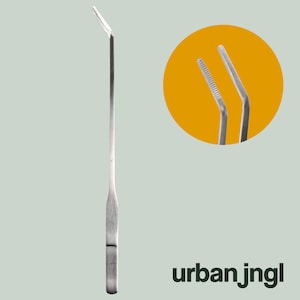 Könnte beinhalten: Eine silberfarbene Pinzette mit gebogener Spitze. Die Pinzette ist vor einem gelben Hintergrund mit dem Wort "urbanjngl" in schwarzer Schrift abgebildet.