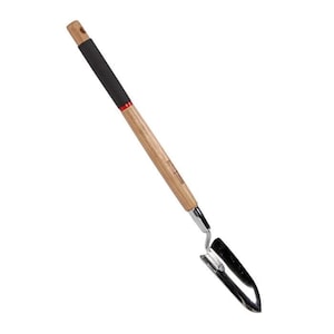 Könnte beinhalten: Ein Gartenwerkzeug mit einem Holzstiel und einer Klinge aus Metall. Der Stiel ist schwarz mit einem roten Streifen. Die Klinge ist gebogen und hat eine spitze Spitze.