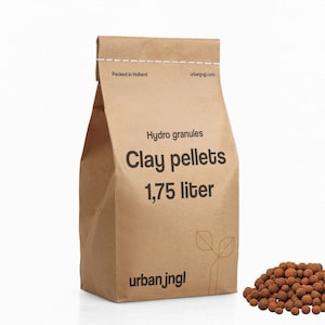 Op de afbeelding: Een bruine papieren zak met de tekst "Hydro granules Clay pellets 1,75 liter" en het logo "urban jngl". De zak bevat bruine kleikorrels.
