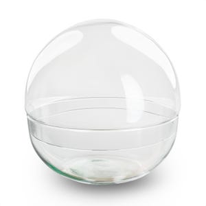 Könnte beinhalten: Ein klarer, kugelförmiger Glasbehälter mit abnehmbarem, kuppelförmigem Deckel. Der Behälter besteht aus zwei Teilen, einem abgerundeten Boden und einem klaren, gewölbten Deckel. Das Glas ist transparent und ermöglicht volle Sichtbarkeit des Inhalts. Ideal zum Präsentieren oder Aufbewahren kleiner Gegenstände.