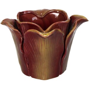 Puede incluir: Un jarrón de cerámica con forma de flor de tulipán. El jarrón tiene un acabado brillante con tonos burdeos y amarillo verdoso. Los pétalos están superpuestos, creando un efecto tridimensional. El jarrón es un objeto decorativo.