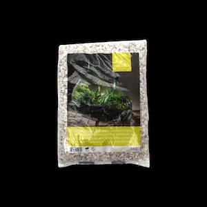 Könnte beinhalten: Ein durchsichtiger Kunststoffbeutel gefüllt mit kleinen, hellgrauen Steinen für die Terrariendrainage. Das Etikett zeigt eine Grafik von Glasterrarien mit grünen Pflanzen sowie den Text Plant Terrarium Drainage Stones, 5kg.