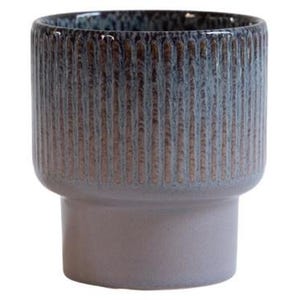 Puede incluir: Una taza de cerámica blanca con un asa negra y el texto "But First, Coffee" en negro, en negrita. La taza está sobre una superficie blanca.