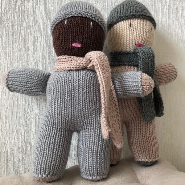 Püppchen KÄTHE gestrickt 100% extrafeine Merinowolle, Puppe schwarz, Puppe weiß, mit Mütze und Schal, Geschenk für Baby, Taufe, Geburtstag