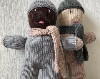 Poupée KÄTHE tricotée 100% laine mérinos extra fine, poupée noire, poupée blanche, avec bonnet et écharpe, cadeau pour bébé, baptême, anniversaire