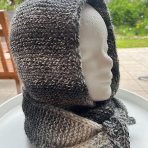 Merinohalsduk med huva MIA, handstickad, kombination av mössa och halsduk, balaklava med halsduk, storlek M, benvit/grå, merino med alpacka, DC06