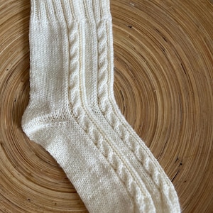 Handstickade ullstrumpor med kabelmönster, storlek 36, benvita, ullstrumpor, perfekta för dirndl eller lederhosen, (färg 8840)