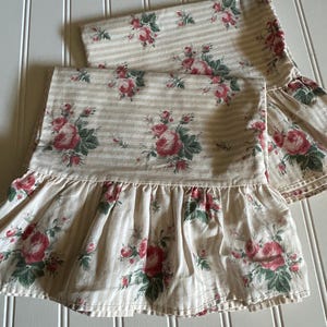 Federe vintage Ralph Lauren Marseilles a righe color marrone chiaro con volant floreali, coppia di federe standard