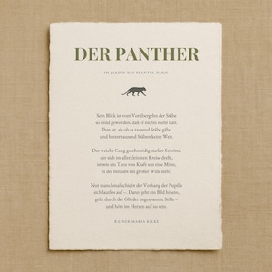 Könnte beinhalten: Eine bedruckte Karte mit dem Titel "DER PANTHER" in Olivgrün und deutschem Text. Sie zeigt eine Silhouette eines Panthers und den Text "IM JARDIN DES PLANTES, PARIS". Das Papier hat eine strukturierte, cremefarbene Oberfläche.