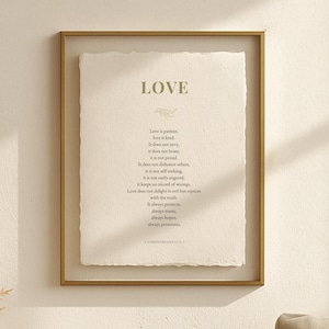Könnte beinhalten: Gerahmter Druck mit dem Wort "LOVE" oben, gefolgt von einem Gedicht über die Liebe. Der Druck befindet sich in einem goldenen Rahmen, und der Text ist in einer einfachen, eleganten Schriftart gehalten. Das Papier hat ein strukturiertes, cremefarbenes Aussehen.