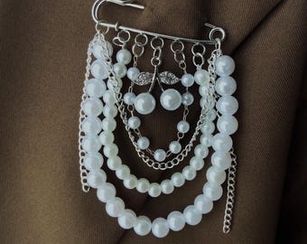 Broche, chaîne et épinglette avec breloques perlées