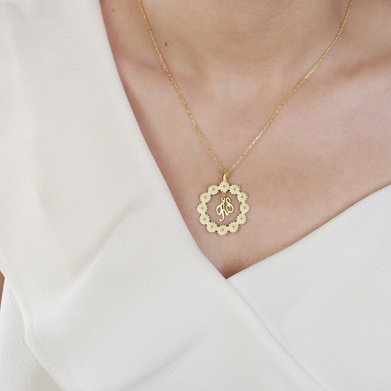 Gift for Her Personalized Letter Daisy Necklace Letter in Daisy Circle Mother Gift Initial Letter Daisy Necklace Letter Gemstone
