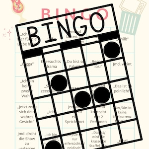 Könnte beinhalten: Eine Bingokarte mit den Worten "TRASH TV BINGO" in einer verspielten Schriftart. Die Karte enthält verschiedene Sätze auf Deutsch, mit schwarzen Kreisen, die Felder markieren. Dekorative Elemente sind ein Cocktail, ein Fernseher und Sektgläser.