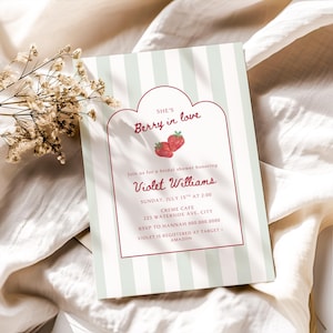 Könnte beinhalten: Eine Einladung zur Babyparty mit einem hellgrünen und weißen Streifenhintergrund. Die Einladung enthält den Text "She's Berry in love" mit zwei Erdbeerillustrationen. Die Einladung ist für Violet Williams.