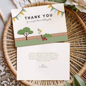 Op de afbeelding: Twee crèmekleurige bedankkaarten voor een verjaardag. De bovenste kaart luidt "THANK YOU for coming to Oliver's birthday party" met een tuinillustratie. De onderste kaart heeft een bedankbericht van de familie Miller.