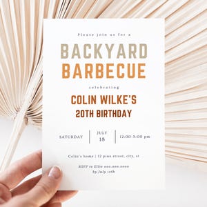 Puede incluir: Una tarjeta de invitación blanca con texto marrón y naranja. El texto dice "Por favor, únase a nosotros para una barbacoa en el patio celebrando el cumpleaños número 20 de Colin Wilke. Sábado, 18 de julio, 12:00-5:00 pm. Casa de Colin | 12 calle de los pinos, ciudad, st. RSVP a Ellie 000.000.0000 antes del 10 de julio."