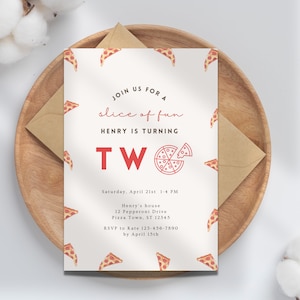 以下が含まれることがあります： 白地に赤と白のピザの絵が描かれた招待状。カードのテキストは「Join us for a slice of fun Henry is turning Two Saturday, April 21st 1-4 PM Henry's house 12 Pepperoni Drive Pizza Town, ST 12345 RSVP to Kate 123-456-7890 by April 15th」です。