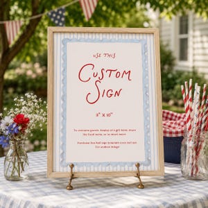 Może przedstawiać: Jasna drewniana ramka z tabliczką z jasnoniebieską falistą obw&oacute;dką i tłem w pionowe paski. Tekst brzmi: USE THIS CUSTOM SIGN 8" x 10" To welcome guests, display at a gift table, share the food menu, or so much more.