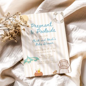 Puede incluir: Una invitación para un baby shower con temática de playa. La invitación presenta el texto "Pregnant & Poolside" en azul claro, junto con los detalles del baby shower de Clark y Heidi. Las ilustraciones incluyen un sol, una sombrilla, un salvavidas y una silla de playa.