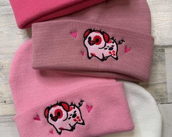 Haftowana czapka z demonicznym prosiakiem