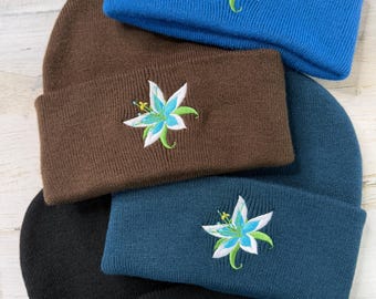 Haftowana czapka z motywem kwiatu Cichej Księżniczki